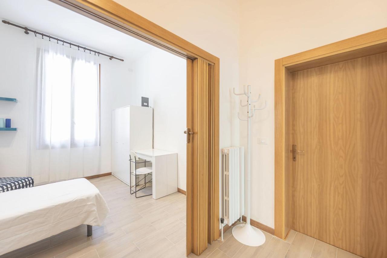 Arte E Cinema - 10 Min Da Venezia Apartment Mestre Luaran gambar